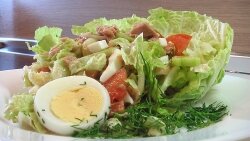 Салат из тунца и китайской капусты