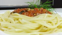 Спагетти под красным соусом с каперсами